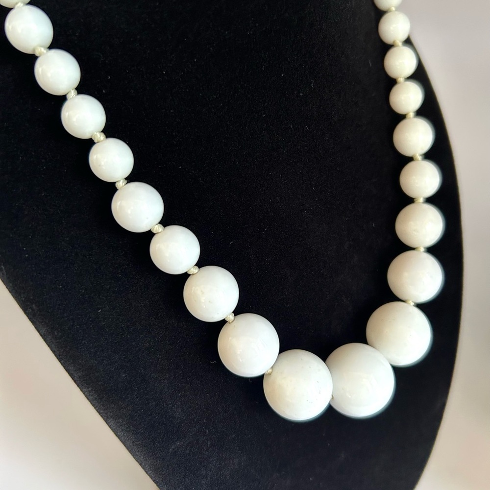 Vintage mid-century white graduated chunky beaded necklace made in Japan 14”+4” - Picture 2 of 12